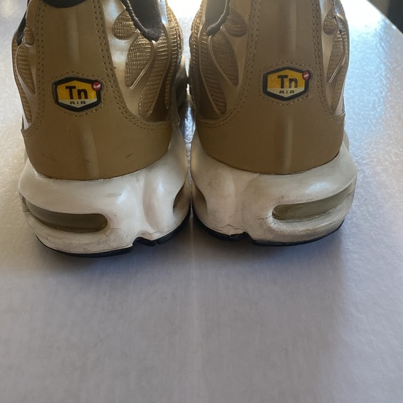 NIKE Air Max Plus #903827-700 Men’s Tuned Air Metallic Gold Sneakers Size 13 - Picture 3 of 12
